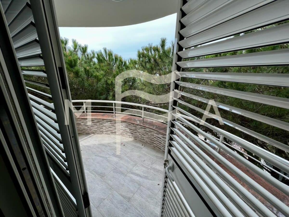 3 Bedroom Beachfront 834